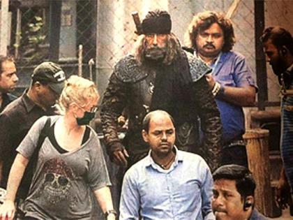 Amitabh Bachchan's Look Locked From Set of 'Thugs of India' | ‘ठग्स आॅफ हिन्दोस्तान’च्या सेटवरून लिक झाला महानायक अमिताभ बच्चनचा लूक!