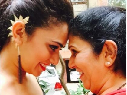 Amrita Khanvilkar's photo with her mother? | अमृता खानविलकरचे तिच्या आईसोबतचे फोटो पाहिलेत का?