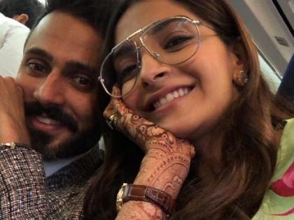 Sonam Kapoor goes to Kansas with husband Anand Ahuja, even when hedgehog is not available. | हातावरची मेहंदी निघाली नसतानाही सोनम कपूर पती आनंद अहुजासोबत कान्सला निघाली...