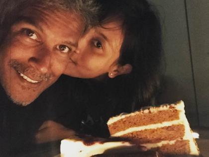 Milind Soman celebrates with the 18-year-old girlfriends on the 52nd birthday, see photos! | मिलिंद सोमनने १८ वर्षीय गर्लफ्रेंडसोबत साजरा केला त्याचा ५२वा वाढदिवस, पहा फोटो!