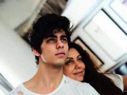 'Mimmaz Boy' with Aryan Khan's Gauri once seen this photo! | ​‘मम्माज् बॉय’ आर्यन खानचा गौरीसोबतचा हा फोटो एकदा बघाच!