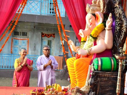 Taken on Vikram Gokhale and Suhasini Muliya, Goddess Ganesh Geet | विक्रम गोखले आणि ​सुहासिनी मुळ्ये यांच्यावर चित्रीत केले गेले देव देव्हाऱ्यात नाहीमधील गणेशगीत