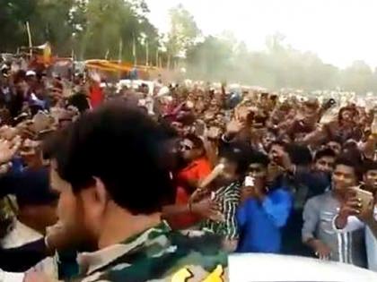 ‘या’ सुपरस्टारला बघण्यासाठी गर्दी झाली बेभान; मैदानावरून काढावा लागला पळ, पाहा व्हिडीओ!