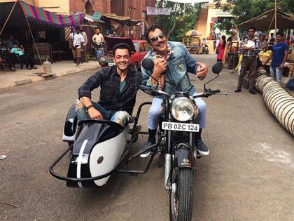 Look at Dharmendra-Bobby Deol on 'Yamla Pagla Deewana' set! | ‘यमला पगला दीवाना’च्या सेटवर धर्मेंद्र-बॉबी देओलचा पहा ‘शोले’ अंदाज!