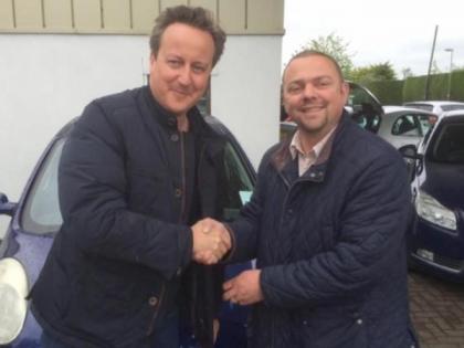England's Prime Minister gave a 'Second Hand Car' gift to the wife | इंग्लंडच्या पंतप्रधानांनी पत्नीला दिली ‘सेकंड हँड कार’ गिफ्ट England's Prime Minister gave a 'Second Hand Car' gift to the wife | इंग्लंडच्या पंतप्रधानांनी पत्नीला दिली ‘सेकंड हँड कार’ गिफ्ट