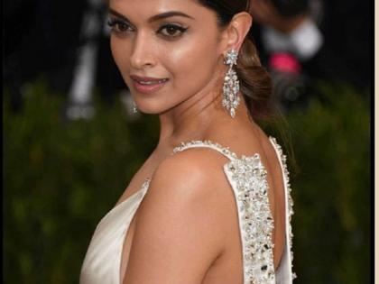 Deepika Padukone's name Ranbir's name tattoo still persisted! Proof of this! | दीपिका पादुकोणच्या मानेवरचा रणबीरच्या नावाचा टॅटू अद्यापही कायम! हा घ्या पुरावा!