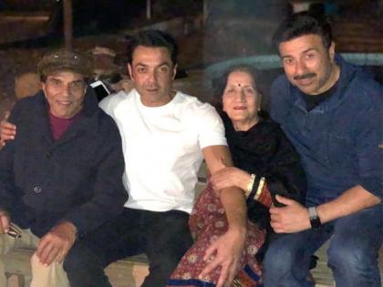 Dharmendra celebrates New Year with his first wife; After many years the photo of the first wife came! | धर्मेंद्र यांनी पहिल्या पत्नीसोबत साजरे केले न्यू इअर; बऱ्याच वर्षांनंतर पहिल्या पत्नीचा फोटो आला समोर!