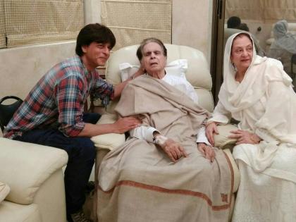 Shahrukh Khan gave Dilip Kumar a gift | ​शाहरुख खानने दिली दिलीप कुमार यांना भेट