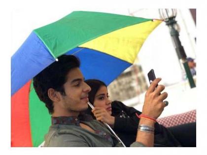 Janhavi Kapoor and Ishaan Khattar became 'Sarat'; Both have shared one umbrella! | जान्हवी कपूर अन् ईशान खट्टर झाले ‘सैराट’; दोघांनी शेअर केली एकच छत्री!