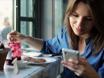 Smartphones 'Yad' | मुलांपेक्षा मुलीनांच स्मार्टफोनचे ‘याड’ Smartphones 'Yad' | मुलांपेक्षा मुलीनांच स्मार्टफोनचे ‘याड’