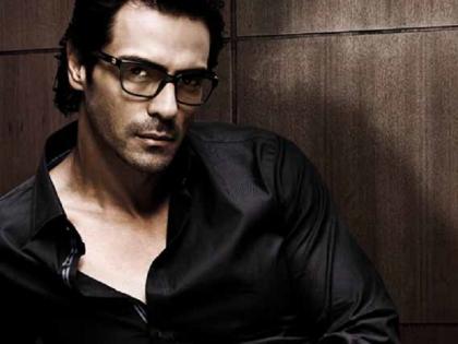 Arjun Rampal's injury to the eye | अर्जुन रामपालच्या डोळयाला दुखापत