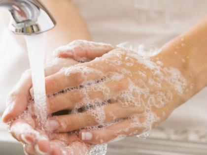 The benefits of antiseptic handshaws are less and less expensive | ​अँटिसेप्टिक हँडवॉशचे फायदे कमी नि तोटेच जास्त