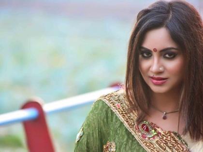 Arrested warrant against Arshi Khan; Are you going to be arrested anytime? | अर्शी खानविरोधात न्यायालयाने काढले अटक वॉरंट; कुठल्याही क्षणी होणार अटक?