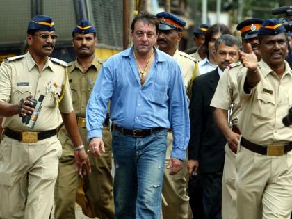 Sanjay Dutt again in police custody; Warning Non Bailable Warrant !! | संजय दत्त पुन्हा पोलिसांच्या फेऱ्यात; बजावले नॉन बेलेबल वॉरंट!!