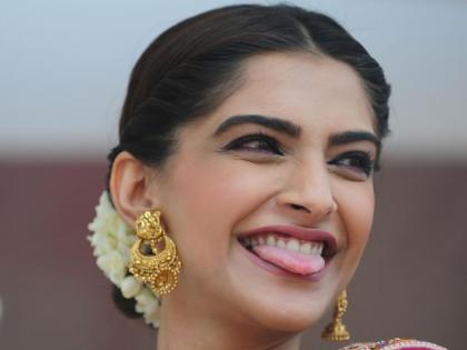 Sonam Kapoor said to US President Donald Trumpom! | सोनम कपूरने अमेरिकेचे राष्ट्रपती डोनाल्ड ट्रम्पला म्हटले मूर्ख!