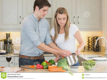 Happy husband's help in the kitchen | स्वयंपाक घरात पतीची मदत आनंददायी