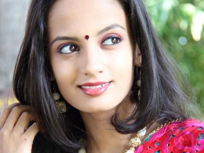 केतकी माटेगावकर हिचा ग्लॅमर लुक