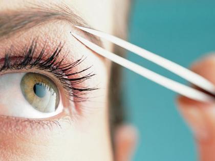 The thickness of eyeglass is important for the young look! | यंगर लूकसाठी भुवयांची जाडी महत्त्वाची !