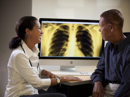 The middle-aged people are more at risk of lung cancer | ​मध्यमवयीन लोकांना फुफ्फुसाच्या कॅन्सरचा धोका अधिक