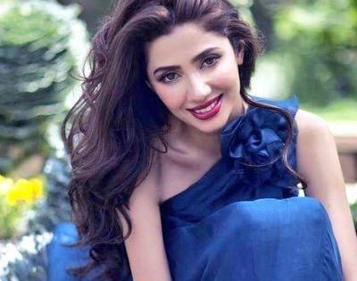 Mahira says that Shahrukh stood in front of everyone and forgot everything ... | माहिरा म्हणते, शाहरूखसमोर उभे झाले अन् सगळेच विसरले...