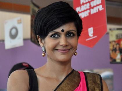 Pushups on Mandira Bedi sacked, see video! | मंदिरा बेदीने चक्क साडीवर मारल्या पुशअप्स, पाहा व्हिडीओ!