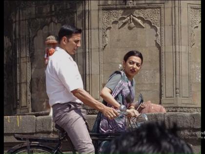 Photos of Akshay Kumar and Radhika Apte's 'Padman' set are leaked! | अक्षय कुमार व राधिका आपटेचे ​‘पॅडमॅन’च्या सेटवरचे फोटो LEAKED!