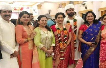 Milind Gawli's daughter got married ... Many celebrities from the Marathi industry have brought laurels | ​मिलिंद गवळी यांच्या मुलीचे झाले लग्न... मराठी इंडस्ट्रीतील अनेक सेलिब्रेटींनी लावली हजेरी