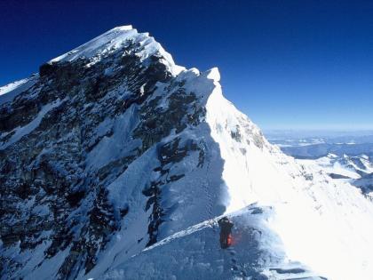 For the first time in two years, Mount Everest, the exotic mountain range | दोन वर्षांत प्रथमच विदेशी पर्वतवीर एव्हरेस्टवर For the first time in two years, Mount Everest, the exotic mountain range | दोन वर्षांत प्रथमच विदेशी पर्वतवीर एव्हरेस्टवर