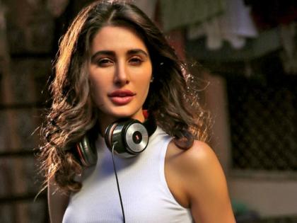 ​होय, नर्गिस भारतात परतली...