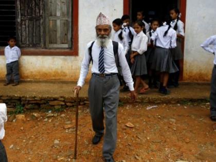 69 year old grandparents go to school every day | ६९ वर्षाचे आजोबा जातात दररोज शाळेत