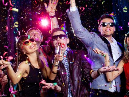 Look at the new year's party stylish! | नववर्षाच्या पार्टीत असे दिसा स्टायलिश !