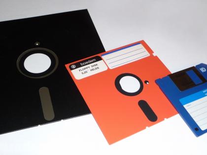 America's nuclear force still uses floppy | अमेरिकेची अण्वस्त्र सेना अजुनही वापरते फ्लॉपी America's nuclear force still uses floppy | अमेरिकेची अण्वस्त्र सेना अजुनही वापरते फ्लॉपी