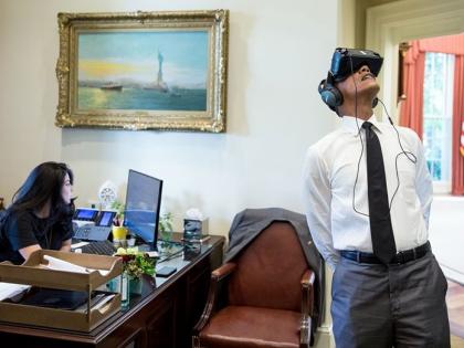 When Obama Enjoys 'Virtual Reality' | ​जेव्हा ओबामा ‘व्हर्च्युअल रिअ‍ॅलिटी’चा आनंद घेतात...