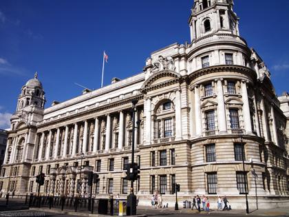 Hinduja family bought London's Old War Office | ​हिंदुजा परिवाराने खरेदी केले लंडनचे ‘ओल्ड वार आॅफीस ’