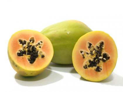 The stains on the faces of raw papaya | कच्ची पपई घालविते चेहºयांवरील डाग