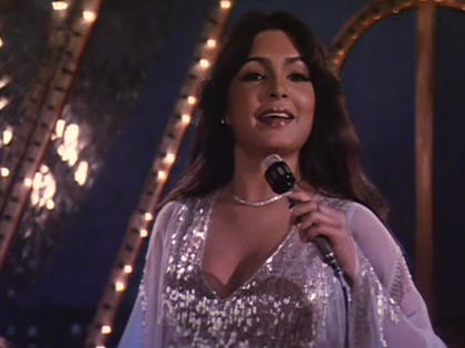parveen babi in Pyaar Karne Waale song 