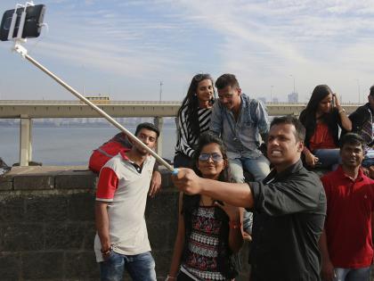 Photo enhancement brings joy to the program | ​फोटो काढल्यामुळे वाढतो कार्यक्रमाचा आनंद