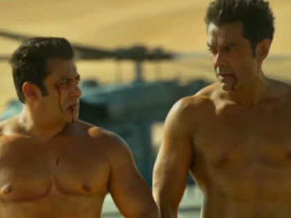 Bobby Deol's shirtless look on 'ha' turned actor! | बॉबी देओलच्या शर्टलेस लूकवर ‘हा’ अभिनेता झाला फिदा!!