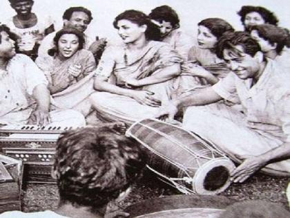 आऱ के़ स्टुडिओमध्ये अशी रंगायची होळी...