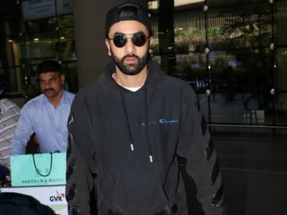 Ranbir Kapoor's cool look at the airport | एअरपोर्टवर दिसला रणबीर कपूरचा कूल अंदाज