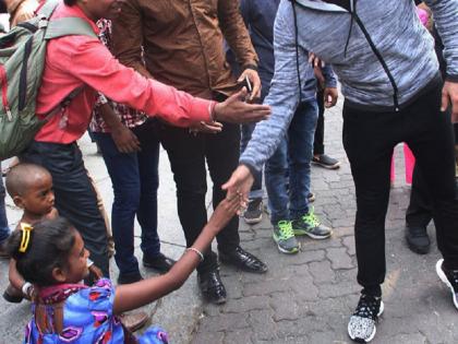 ​रस्त्यांवर भीक मागणा-या आपल्या एका चाहतीला रणवीर सिंगने असे केले खूश! पाहा व्हिडिओ!!