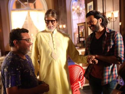 रितेश होल्ड बिग बीज हॅन्ड