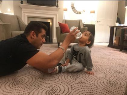 Salman Khan and his son Abhil's 'Hai' photo shows Salman Khan giving advice to friends! | सलमान खान आणि भाचा आहिलचा ‘हा’ फोटो बघून चाहत्यांनी सल्लू मामाला दिला लग्नाचा सल्ला!!