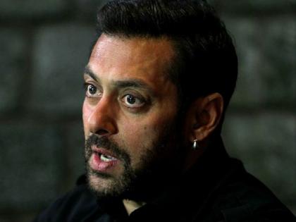 OMG !! Salman Khan got upset that some of the fans of the phone cut pieces! | OMG !! सलमान खान असा काही बिथरला की, चाहत्याच्या फोनचे केले तुकडे-तुकडे!