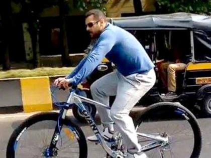 When Salman Khan walks on a bike ... | सलमान खान जेंव्हा सायकलवरून फिरतो...