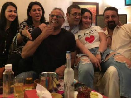 Sanjay Dutt celebrates 10th wedding anniversary, see photo! | मान्यता अन् संजय दत्तने साजरा केला लग्नाचा दहावा वाढदिवस, पाहा फोटो!