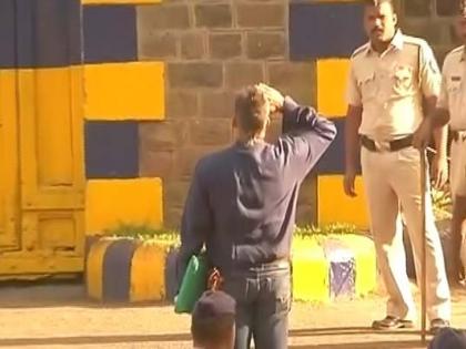 ४२ महिन्यानंतर संजय दत्त सुटला !