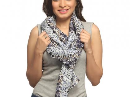 Adds scarves to accessories | अ‍ॅक्सेसरीजमध्येही भर घालतो स्कार्फ