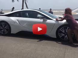 See: When Shahrukh Khan's BMW comes in front of Bhikarian | ​पहा : जेव्हा शाहरुख खानच्या BMW समोर येते भिकारीन