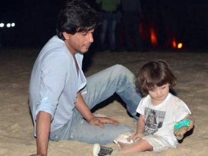 Shahrukh Khan goes to Night Walk with son Abar ... | ​शाहरूख खान मुलगा अबरामसोबत नाईट वॉकला जातो तेंव्हा...